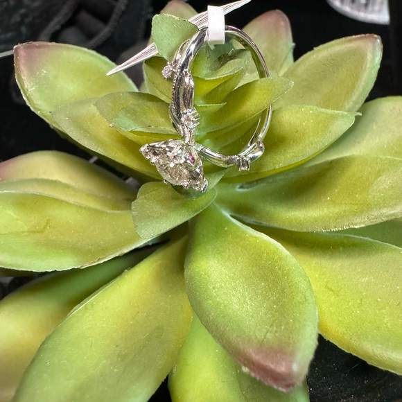 NEW! 1/2CT Blooming Diamond/Moissanite Ring - Picture 4 of 4